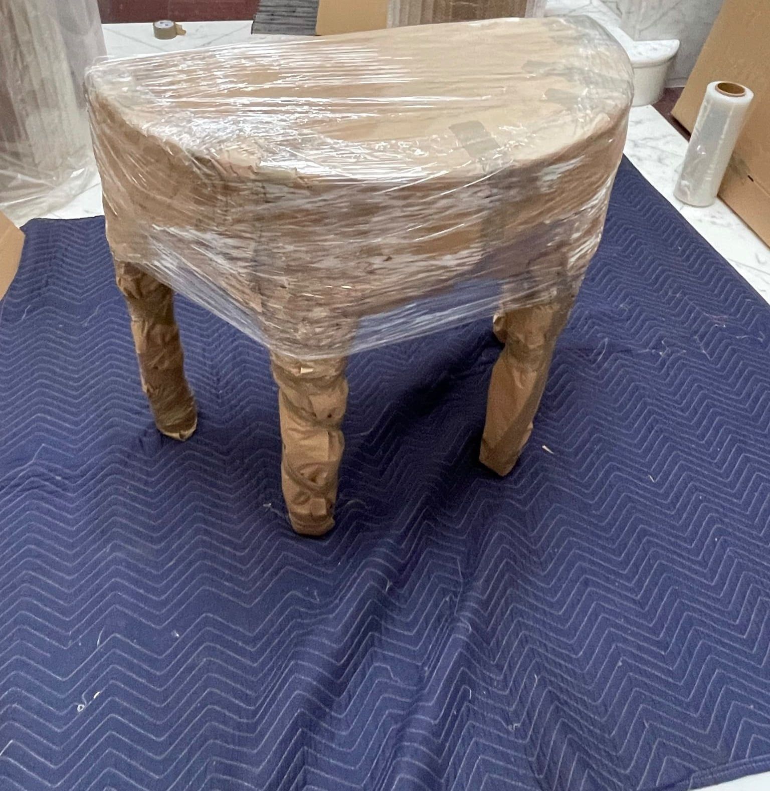 桌腿包好，桌面缠膜